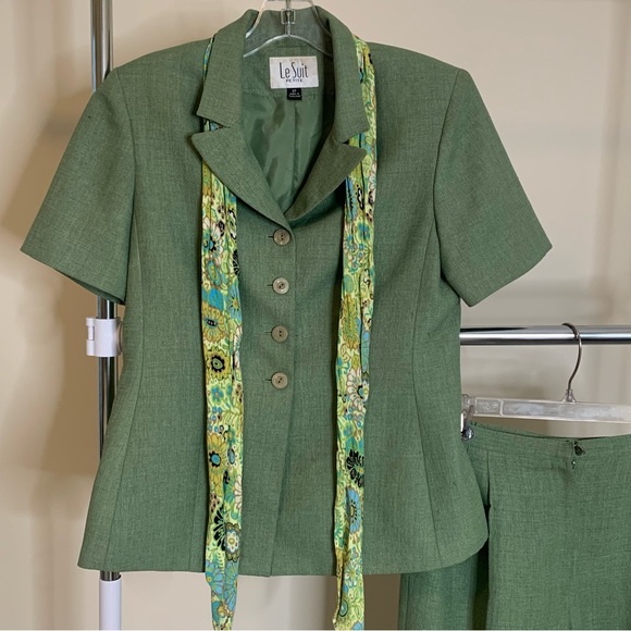 Green Women’s Two-Piece LeSuit Pant and Jacket combo with matching scarf - Picture 3 of 9